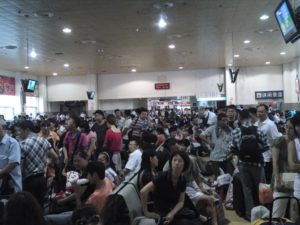 中国の混雑する駅の待合室